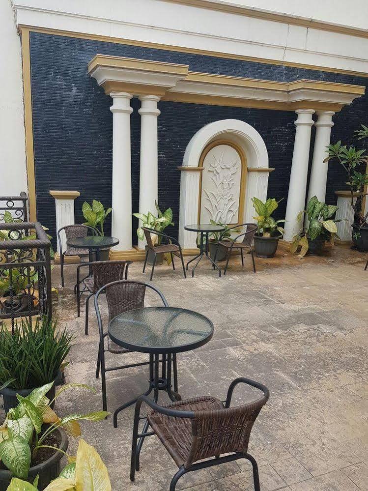 Albergue The Backpacker Semarang Exterior foto